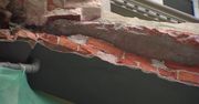 Z kamienicy oderwał się fragment balkonu i runął na chodnik. Jedna osoba poszkodowana
