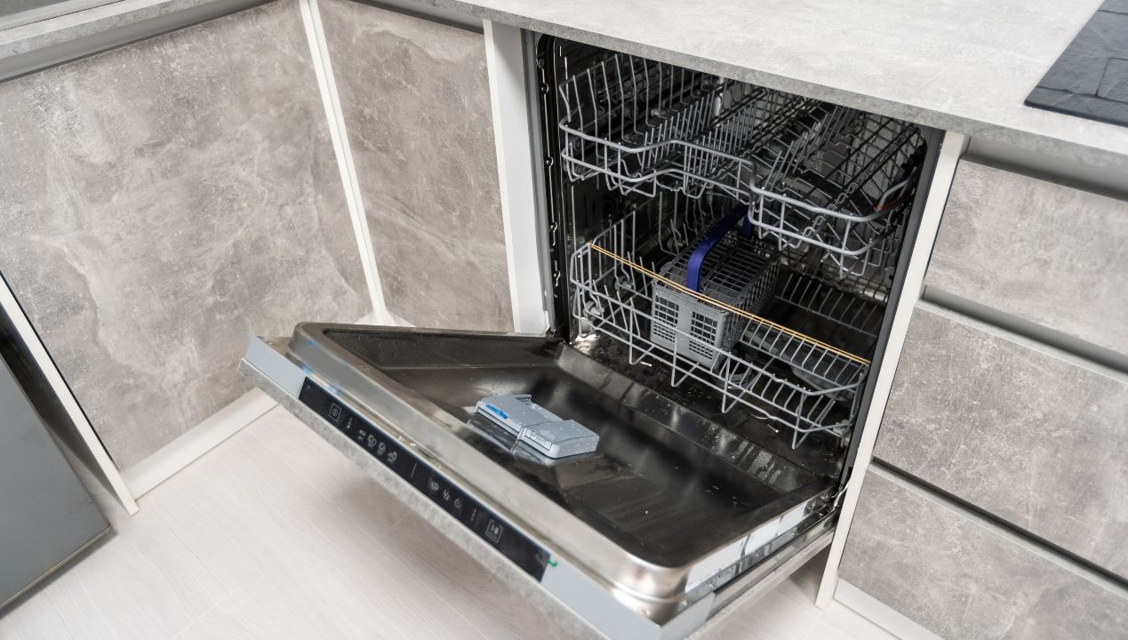 Revitalize your dishwasher: Effective home cleaning hacks using kitchen vinegar