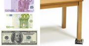 Plik banknotów jako podpórka pod chwiejne meble