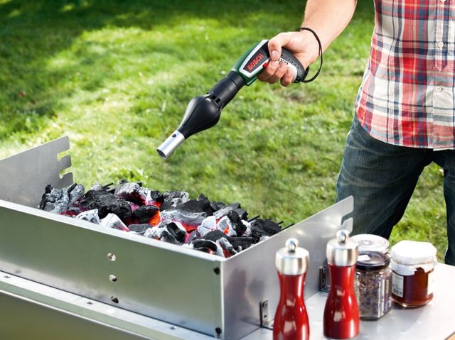 Bosch IXO Barbecue - wkrętarka, którą rozpalisz grilla