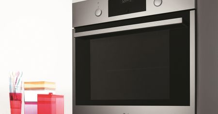 Nowe piekarniki Whirlpool z linii Genesis z chowanymi pokrętłami.
