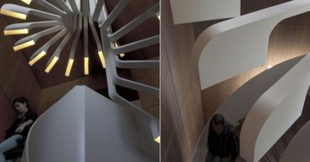 Spiral Staircase Lighting - kręty żyrandol nad krętymi schodami