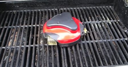 Grillbot - robot do czyszczenia grilla