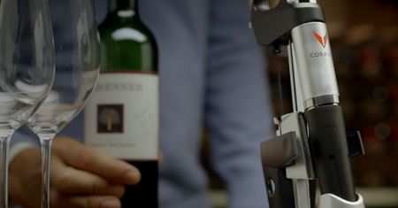 Tak wypijesz wino nie otwierając butelki!