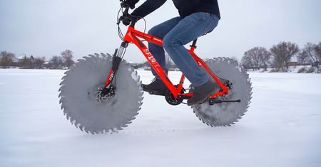 Rower stworzony do jazdy po lodzie! Koła z piły tarczowej to niezwykły pomysł