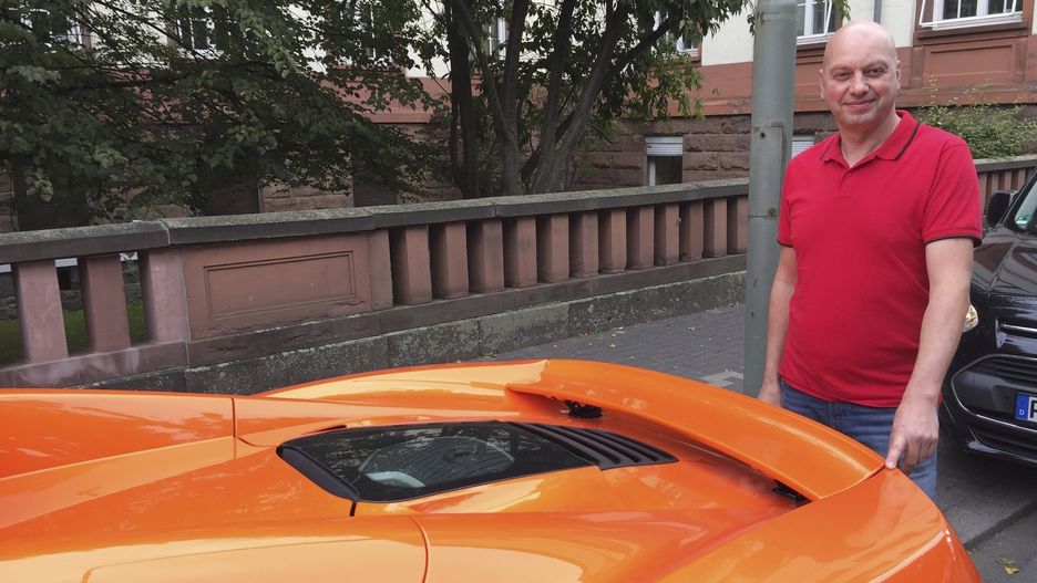 Markus Zahn przy swoim McLarenem