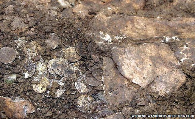 Poszukiwacze metali znaleźli srebrne monety sprzed tysiąca lat