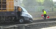 Na drodze pociągu staje samochód dostawczy