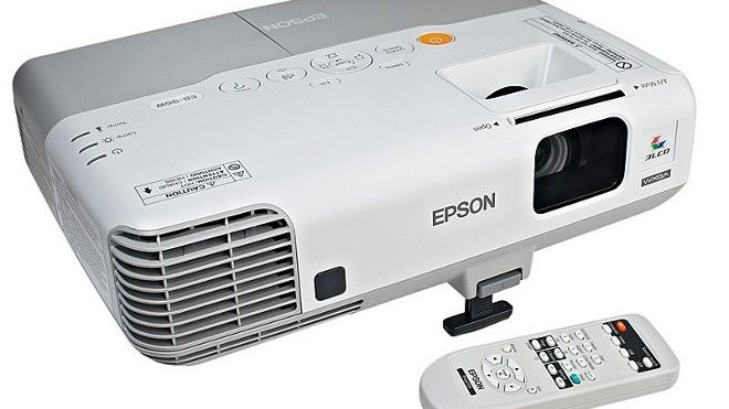 Test bogatego w funkcje projektora Epson EB-96W