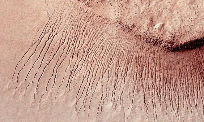 Wielkie odkrycie NASA na Marsie - na planecie wciąż płynie woda!