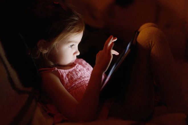 Okuliści: smartfony i tablety szkodliwe dla wzroku dzieci