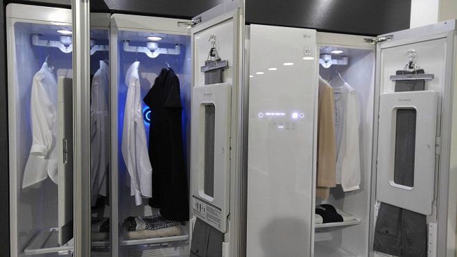 Zapomnij o pralce i żelazku. Styler to "szafa", która sama zajmie się twoim ubraniem