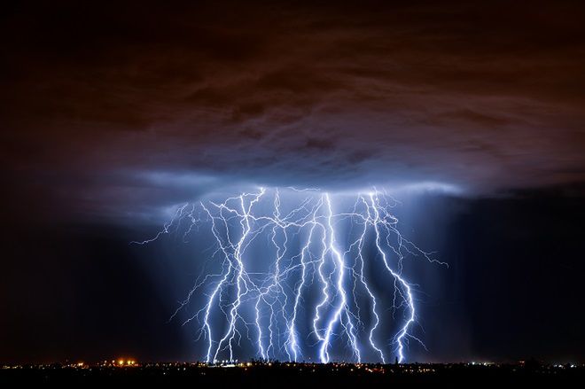 Nad Polską burzowa pogoda. Jak zabezpieczyć w tym czasie elektronikę?