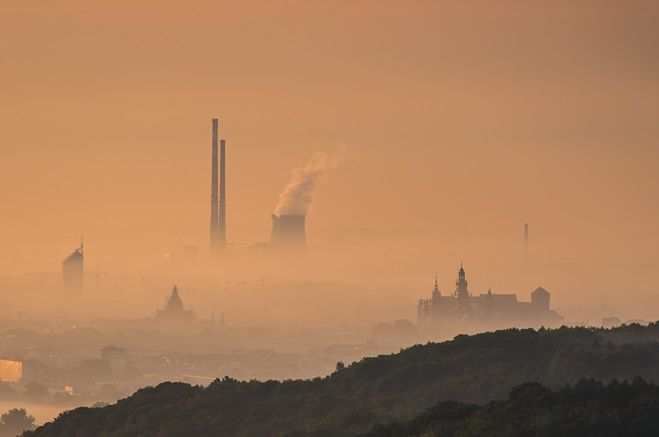 Władze walcząc ze smogiem zamkną 2,5 tys. małych firm. Problemy z powietrzem także w Europie