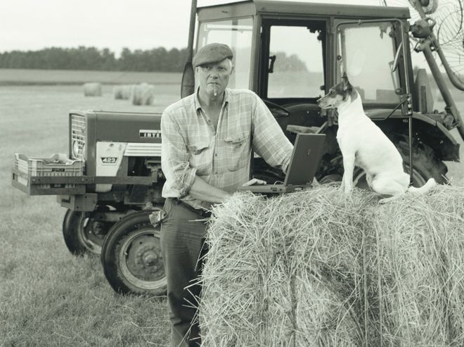 Rolnik uczy się pracy z komputerem