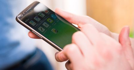 2,5 tys. dotyków, 76 spojrzeń co 12 minut - ile razy i jak długo patrzymy w telefon w ciągu dnia?