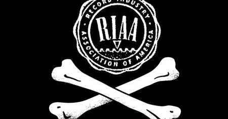 RIAA weźmie się za ludzi wymieniających się muzyką poza internetem?