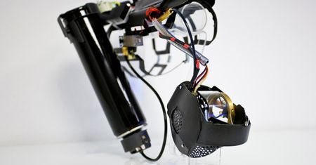 Domowej roboty rękawica - miotacz ognia