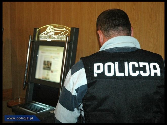Ile razy służby sięgały po dane telekomunikacyjne Polaków w 2015 roku?