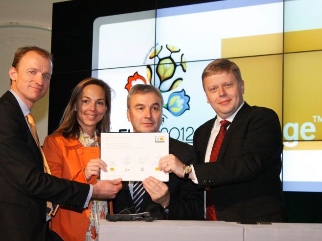 Orange i TP partnerami UEFA EURO 2012. Na zdjęciu od lewej: Olaf Swantee - wiceprezes Orange, członek zarządu Orange France-Telecom, Severine Legrix De La Salle - wiceprezes ds. marki Orange, David Taylor - dyrektor generalny UEFA Events oraz Maciej Witucki – prezes Grupy TP podczas ogłoszenia partnerstwa 19 stycznia 2011 w Warszawie.