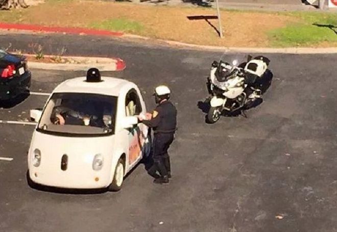 Autonomiczny samochód Google'a zatrzymany przez policję