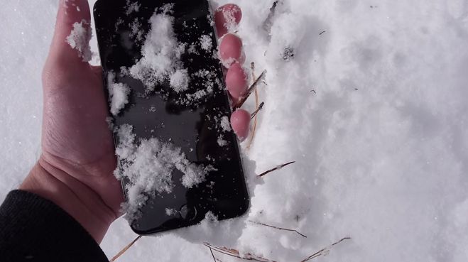 iPhone 6 Plus spędził noc w śniegu. Co się z nim stało?