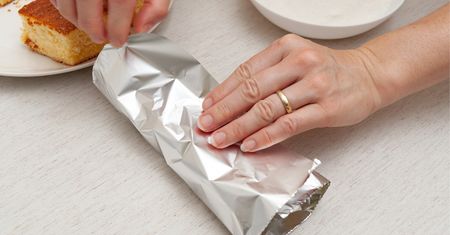 Która strona folii aluminiowej służy do zatrzymywania ciepła? Wiele osób ciągle się myli