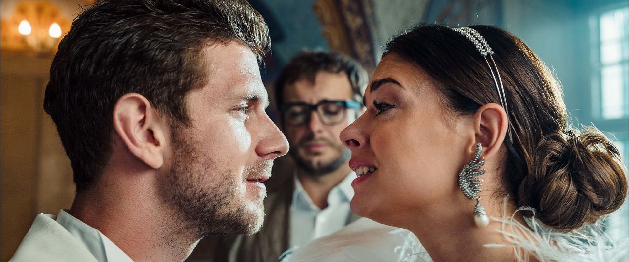 Antek Królikowski i Klaudia Halejcio w komedii Szczęścia chodzą parami