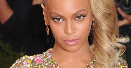 Jest afera! Bezczelna gwiazda naćpała się pogryzła Beyoncé! Kto dopuścił się tak haniebnego czynu?! [WIDEO]
