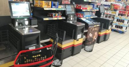 Producenci ukryli ten przycisk na kasie w Biedronce, bo znacznie obniża koszt zakupów!