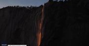 Słońce oświetliło wodospad w Parku Narodowym Yosemite. Wygląda jak z ognia!
