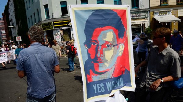 Zwolennicy Snowdena podczas demonstracji w Berlinie