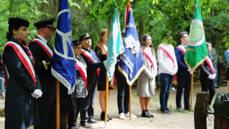 Poczty sztandarowe podczas 32. rocznicy tragedii