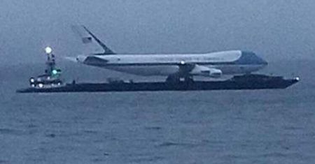 Boeing 747-200 Air Force One przyłapany na barce. Wybrał się na kilkudniowy rejs