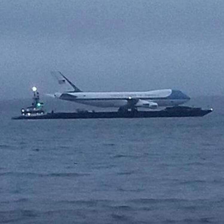 Nie wiadomo, dlaczego Air Force One znalazł się na barce