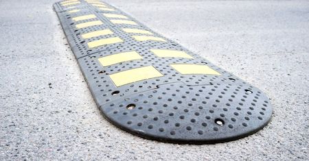 Wjeżdżając w ten sposób na próg zwalniający niszczysz auto. Uszkodzenia mogą być nieodwracalne!