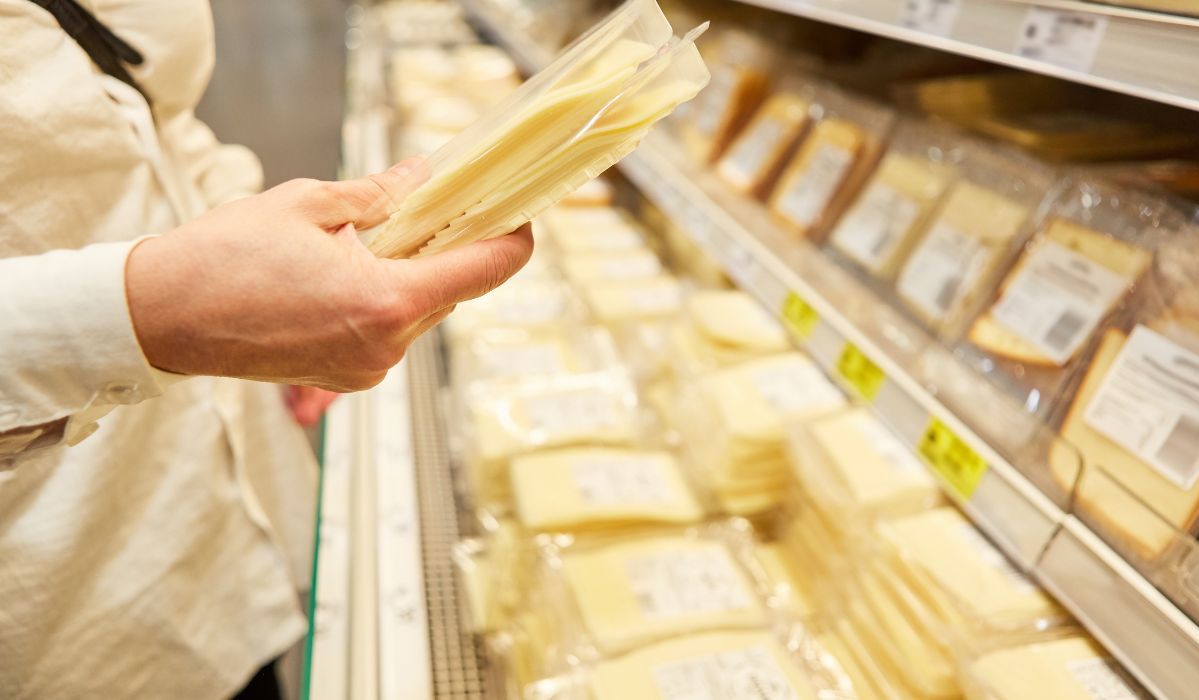 Wiele osób zastanawia się, czy można mrozić żółty ser. Odpowiedź nie jest taka prosta