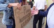 “Wywalczył” wstęp na wiec premiera w Rypinie. Po chwili burmistrz wyrwał mu transparent