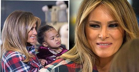 Melania Trump zakasała rękawy swojej szałowej koszuli i pojechała rozdawać dzieciom prezenty. W tak obcisłych jeansach jeszcze jej nie widzieliście!
