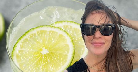 W Hollywood gwiazdy piją latem tylko ten napój. Orzeźwia, gasi pragnienie i jest bardzo zdrowy