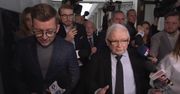 Kaczyński nie chce rozmawiać z dziennikarzami na korytarzu i pyta, kto dał im prawo zadawać pytania