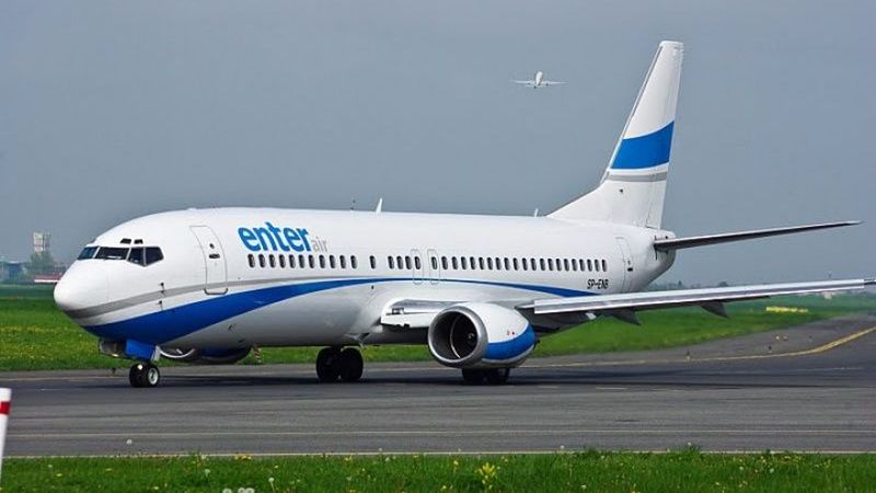 Boeing 737-4Q8 linii Enter Air. Podobną maszyną leciał nerwowy kapitan
