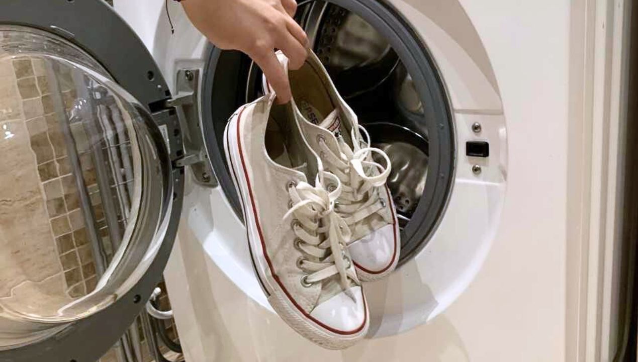 Jak wyprać białe trampki w pralce? fot. genialne.pl