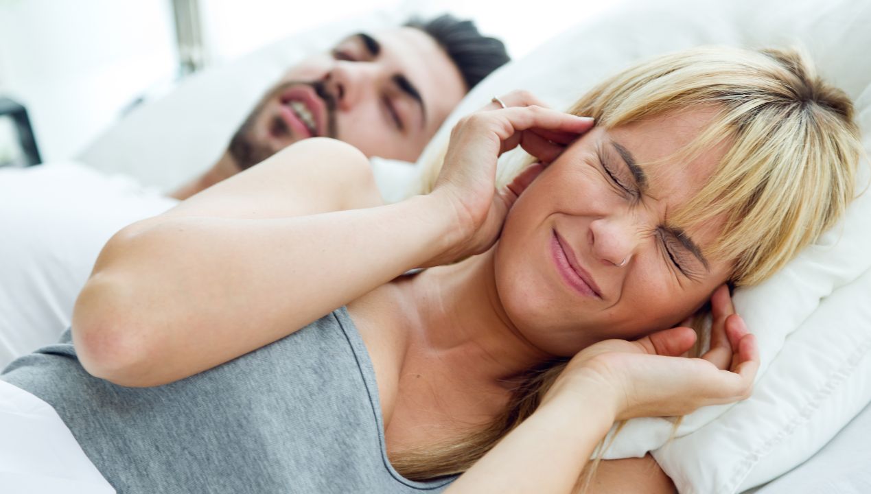 Skandynawska metoda spania pomoże każdej parze, która toczy walkę o kawałek kołdry