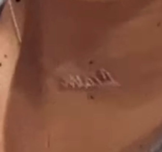Marina nosi naszyjnik z imieniem syna