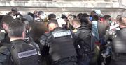 Protest migrantów domagających się zakwaterowania w Paryżu. Policja użyła gazu łzawiącego.