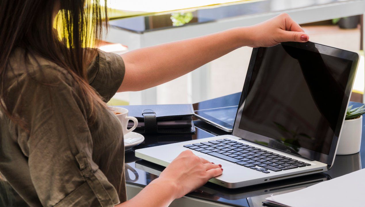 Zrób to po zamknięciu laptopa. Tak wyjdziesz z pracy nie tylko ciałem