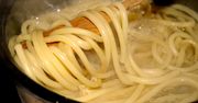 Nie wlewaj do makaronu oleju, ani nie zalewaj go zimną wodą. To największe błędy