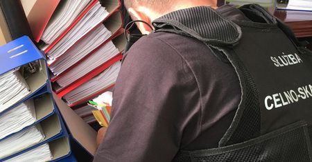 Oszustwo podatkowe w handlu granulatem złota. 3 osoby zatrzymane