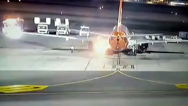 Samolot Boeing 737-800 zaczął płonąć na lotnisku zaraz po lądowaniu